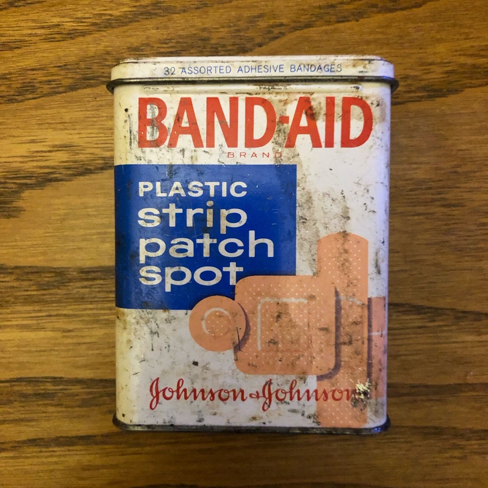Vintage Band-Aid Plastic Strip Patch Spot Johnson & Johnson Hinged Lid
